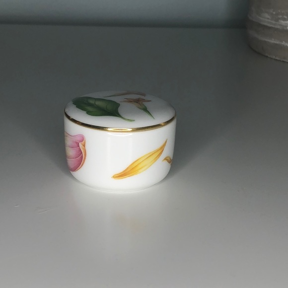 ‼️SALE‼️ NWOT Tiffany and Co. glass jewelry holder - Picture 3 of 7